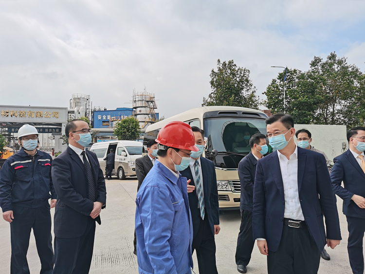 庄悦群副书记一行莅临leyu.乐鱼（集团）智能科技股份有限公司网站树脂公司检查(2)_副本.jpg