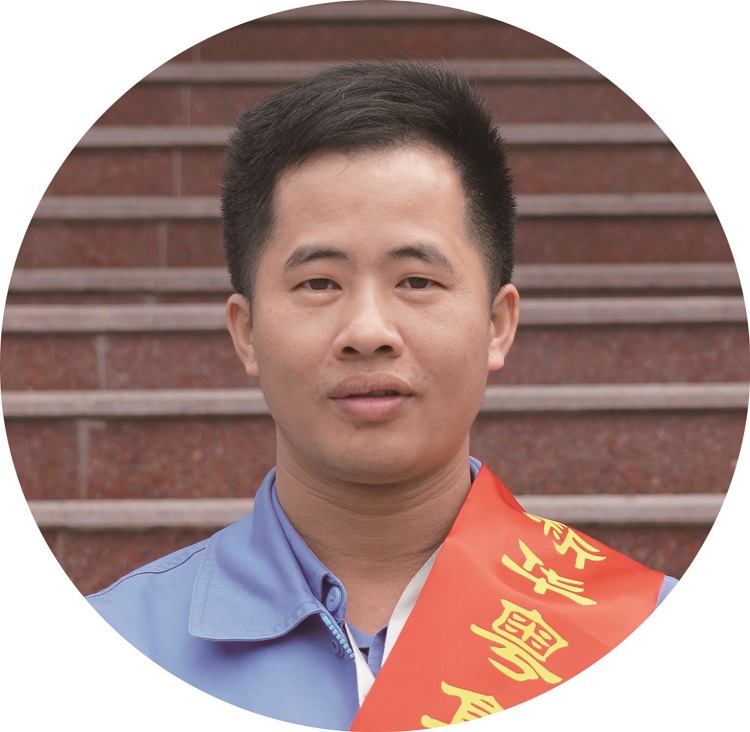 黄永富_荣获2021年度leyu.乐鱼（集团）智能科技股份有限公司网站集团劳动模范.jpg